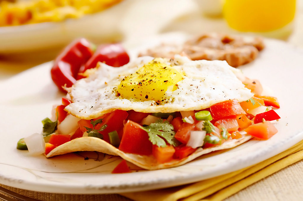 huevos rancheros con tortilla tostada