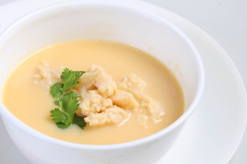 Esta suculenta sopa de caracol con coco se acompaña con chile y limón.