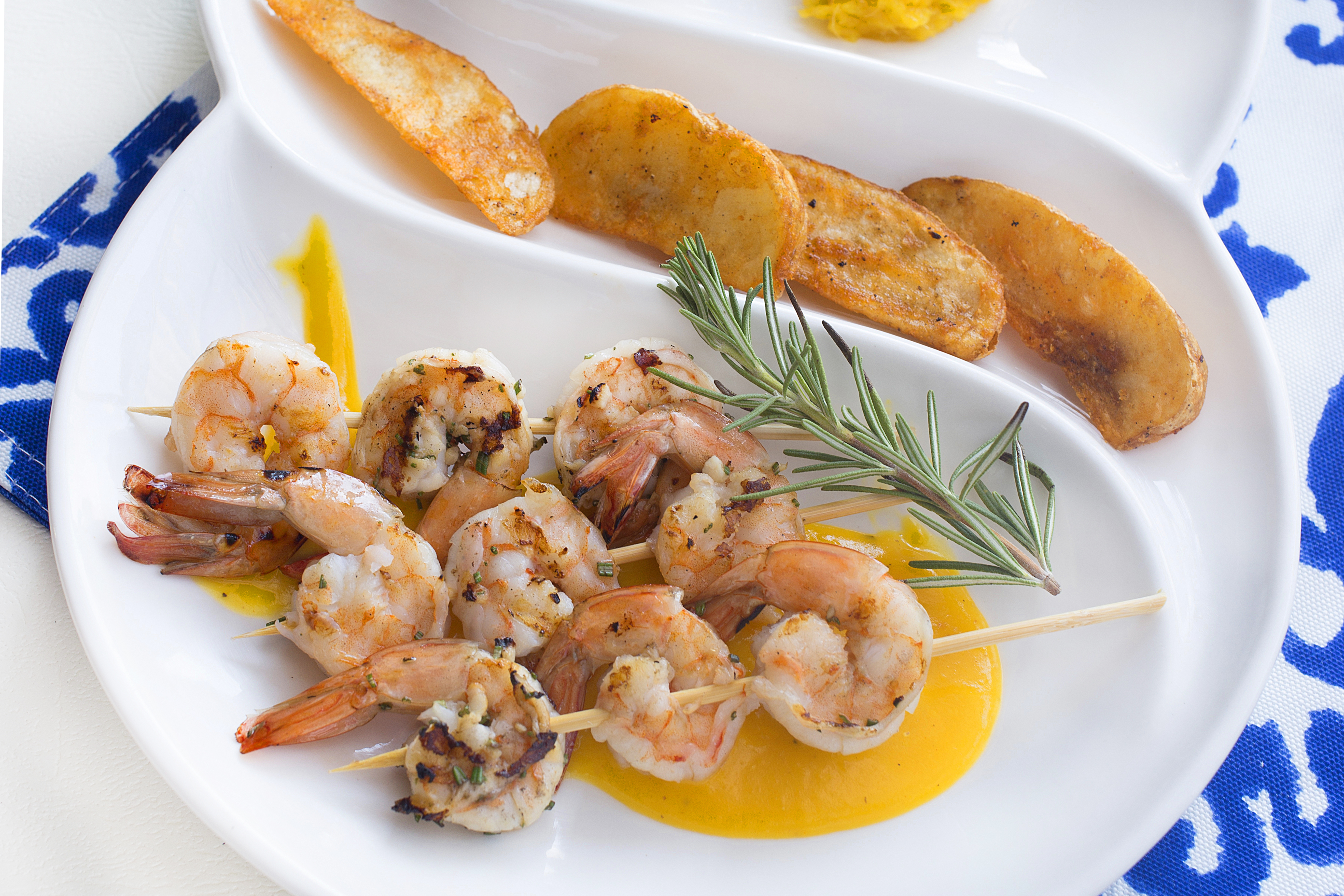 pinchos de camarón asado