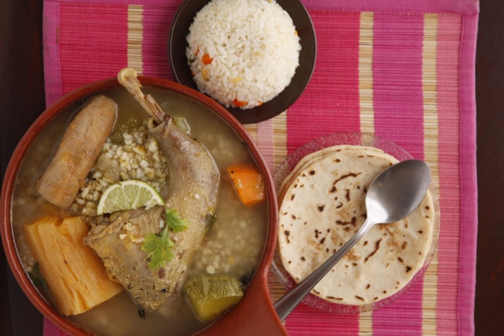 sopa de gallina en arroz de maiz