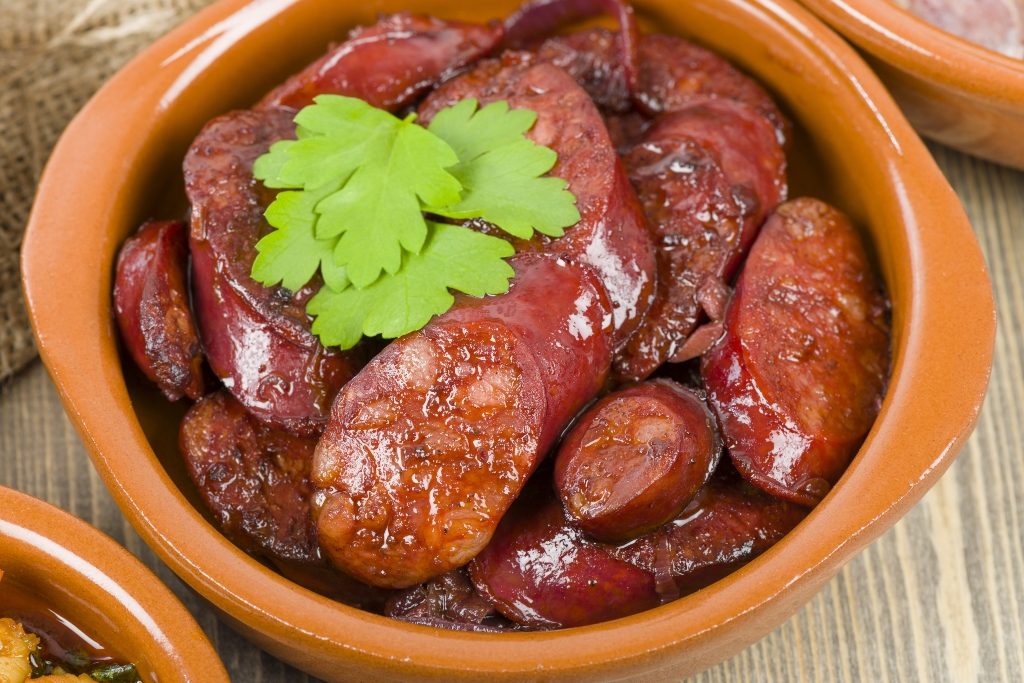 Chorizos al vino tinto
