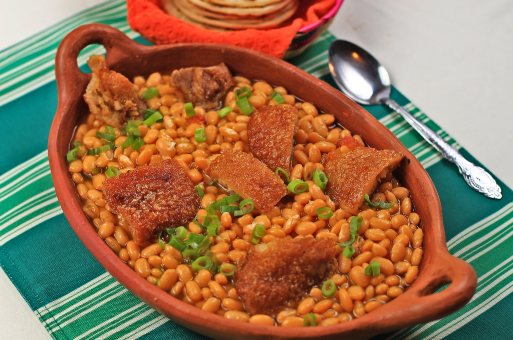 Ensopado de frijoles blancos con chicharrón de carne