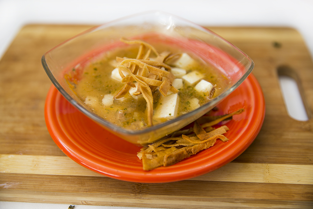 Exquisita sopa de tortilla exprés con tortilla frita y queso.
