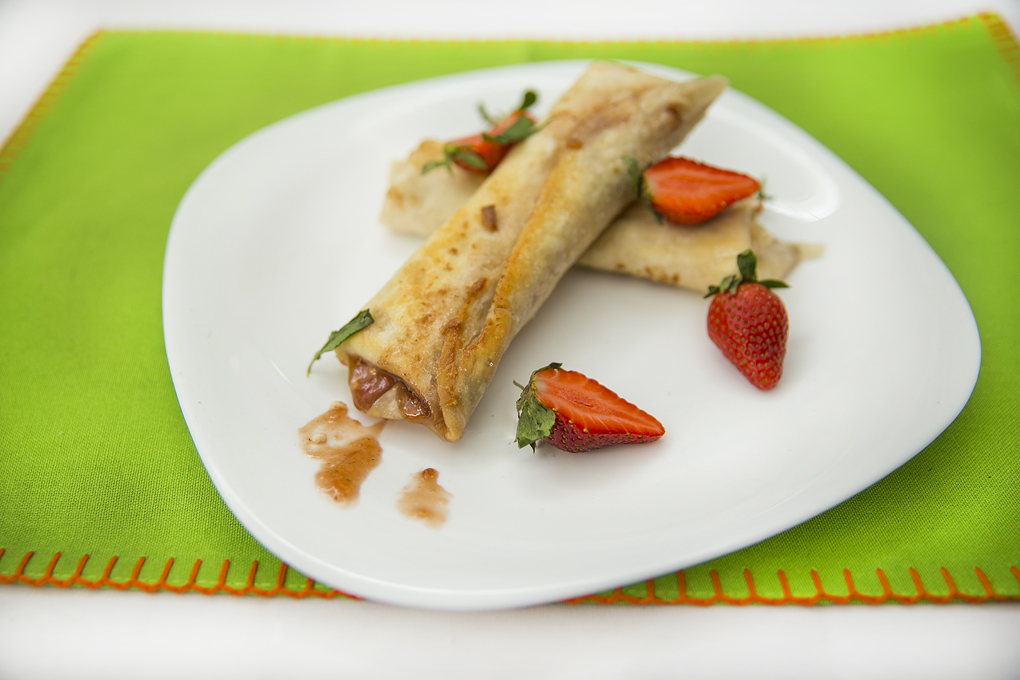 deliciosas Chimichangas con queso crema y fresas.