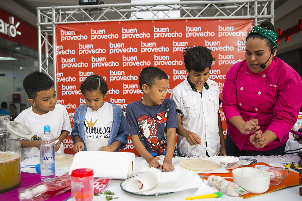 La Chef Fùgon cocinando con los niños que asistieron con sus padres.