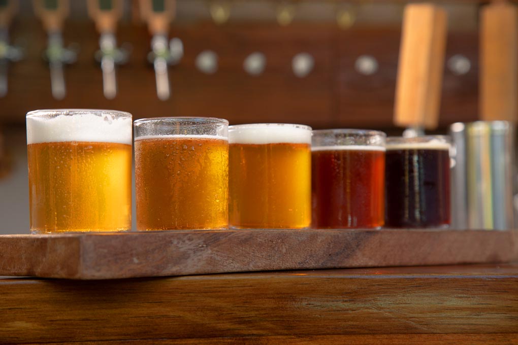 Delicioso sampler de cervezas artesanales.