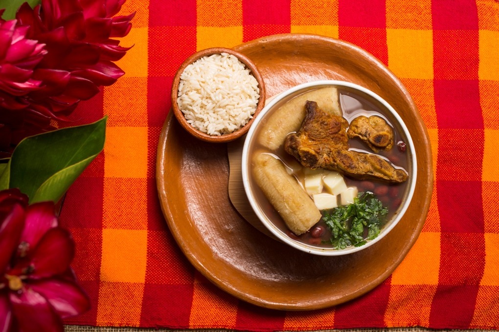Sopa de frijoles con costilla, se acompaña con arroz blanco.