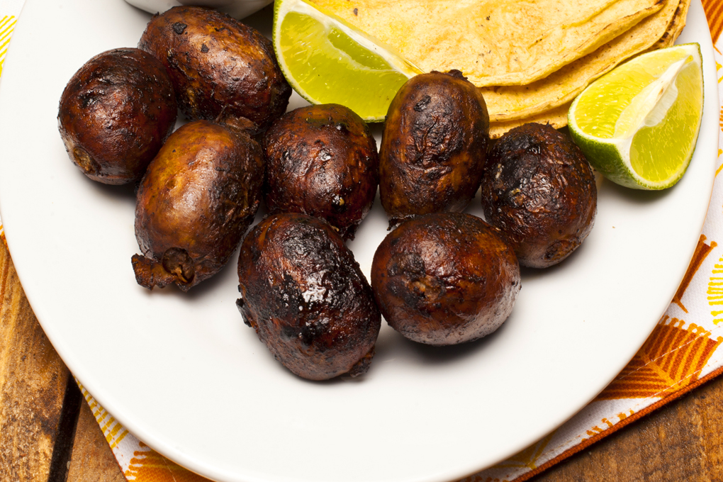 delicioso chorizo con limón y tortillas amarillas.
