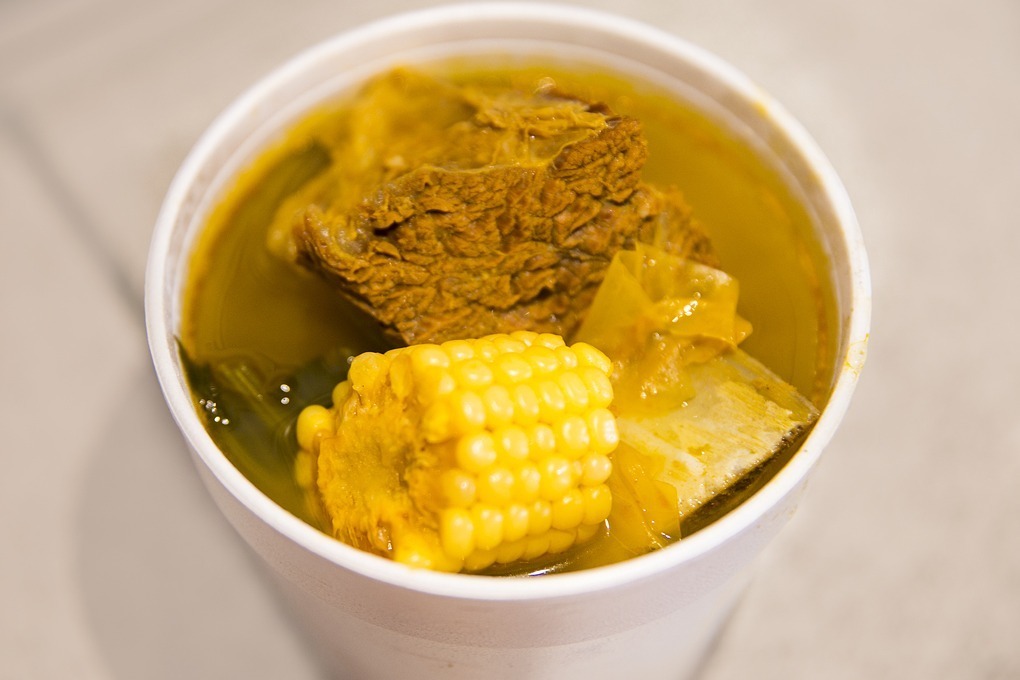 Disfruta de una exquisita sopa de res en el Mercado San Miguel