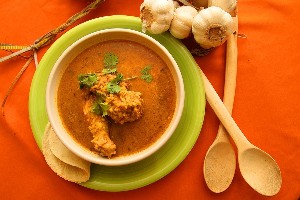 Tradicional sopa de gallina india.