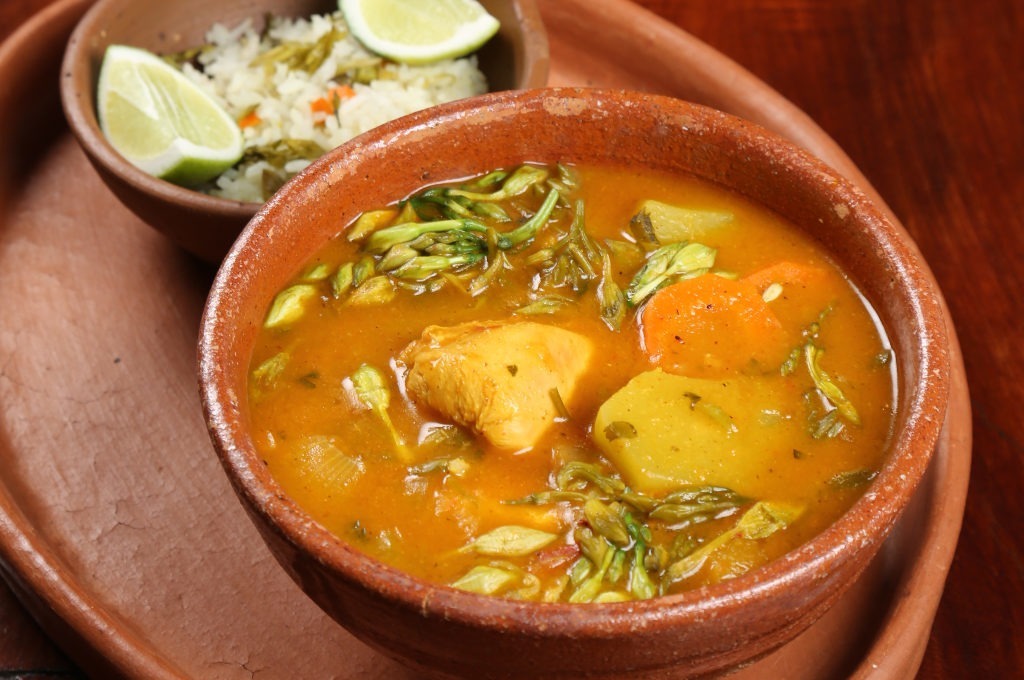 La sopa de pollo con loroco es parte de la gastronomía del Occidente del país. 