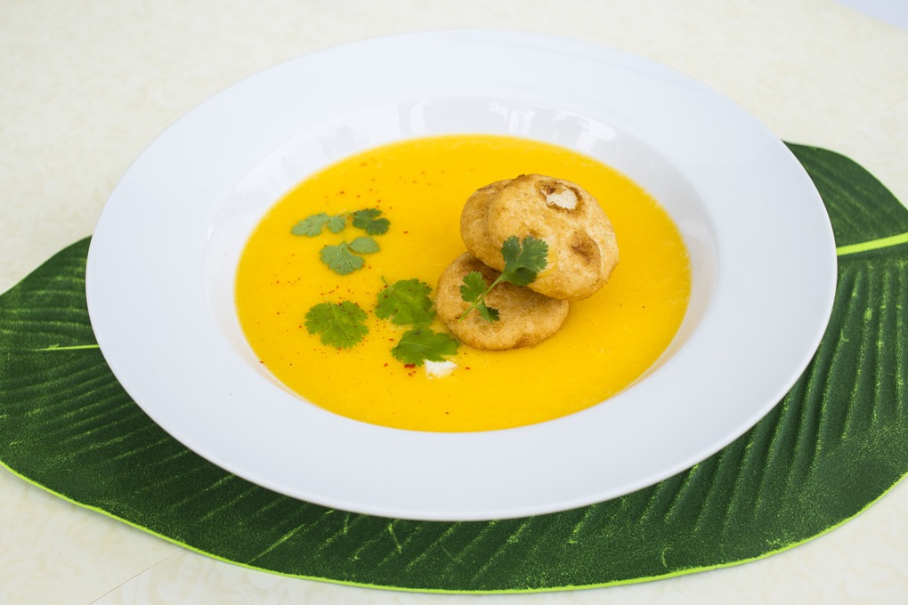 Deliciosa crema de papa que incluye tortitas de yuca.