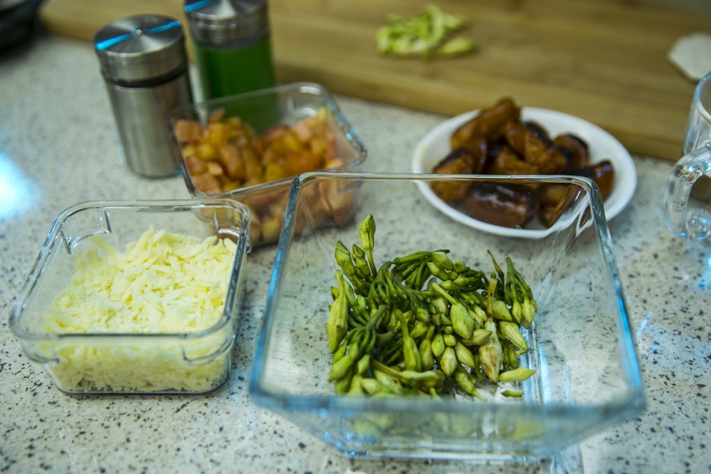 Ingredientes frescos para la preparación de nuestra pizza pita con huevo y loroco. 