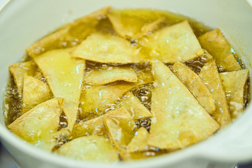 Freír las chips con abundante aceite para lograr el efecto crujiente deseado