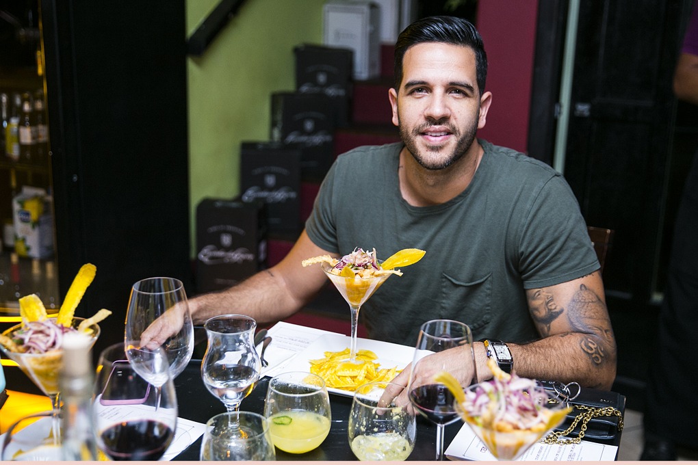 El chef disfrutando de un delicioso ceviche estilo peruano.
