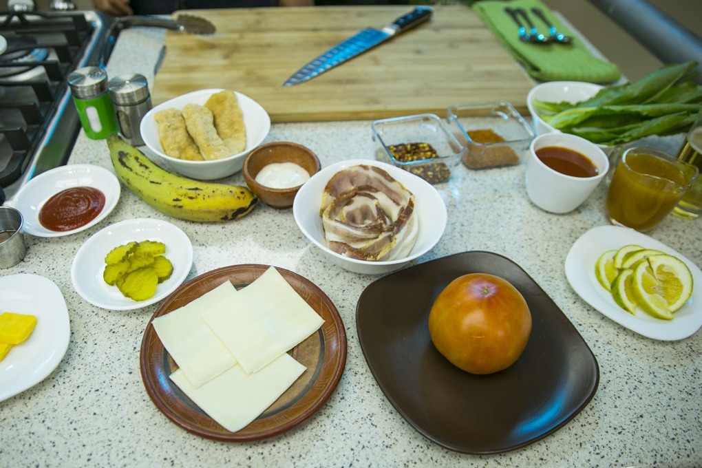 Ingredientes que vamos a utilizar para esta exquisita hamburguesa tostón con buffalo strips.