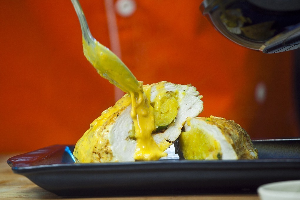 La exquisita salsa que la cubre esta elaborada a base de leche de coco.