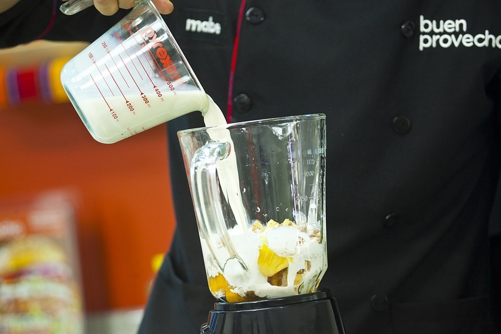 Mezclar los ingredientes frescos en la licuadora 