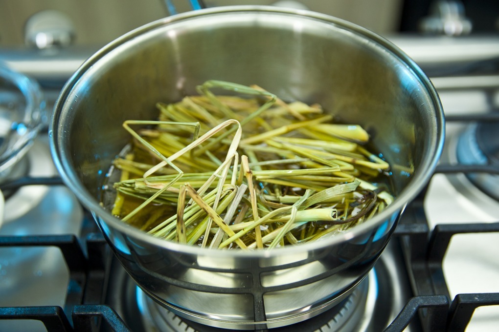 El zacate de limón le dará un giro lleno de sabor a este platillo. 