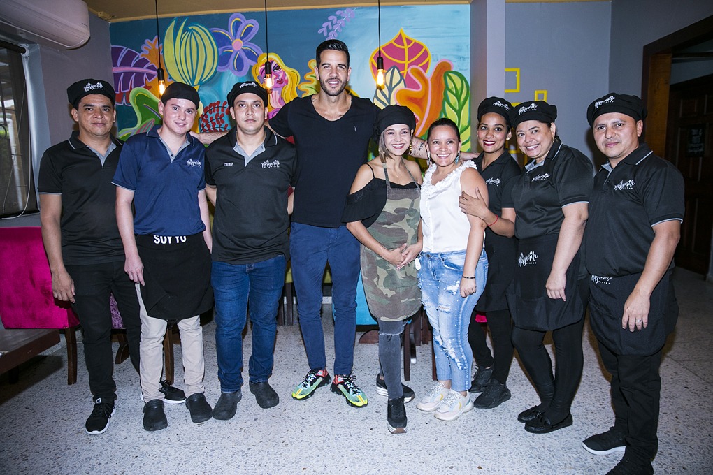 El chef compartiendo con todo el equipo de La Marguerita, quienes tuvieron finas atenciones con el