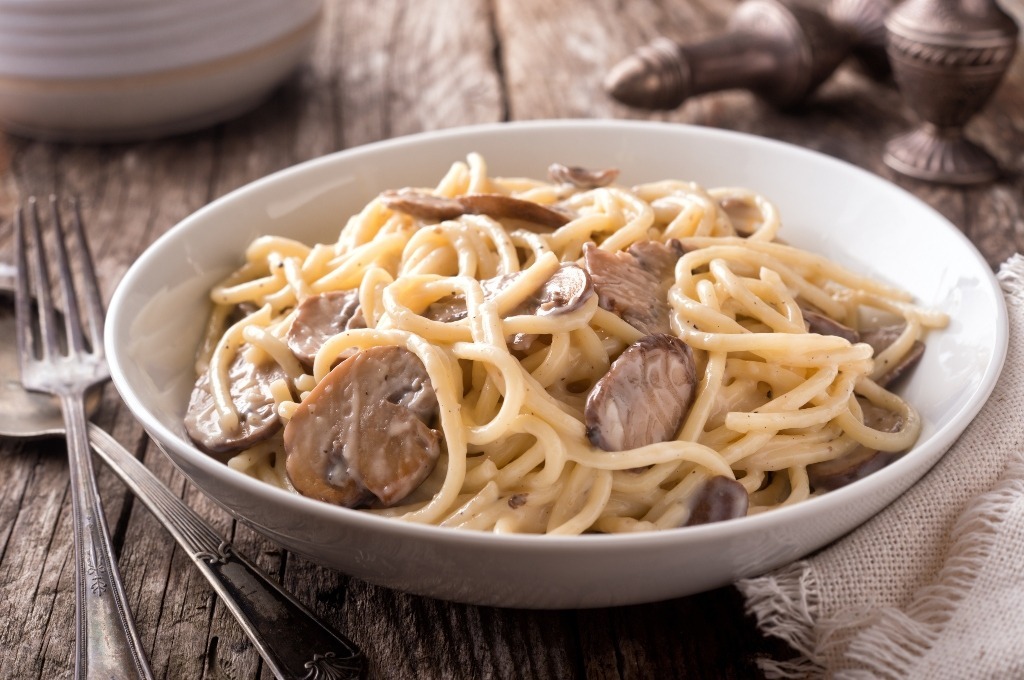 Espaguetis con crema de hongos