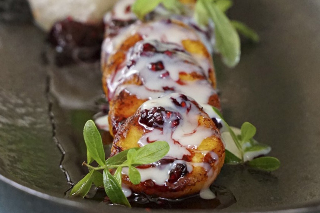 plátanos con mermelada de frutos rojos