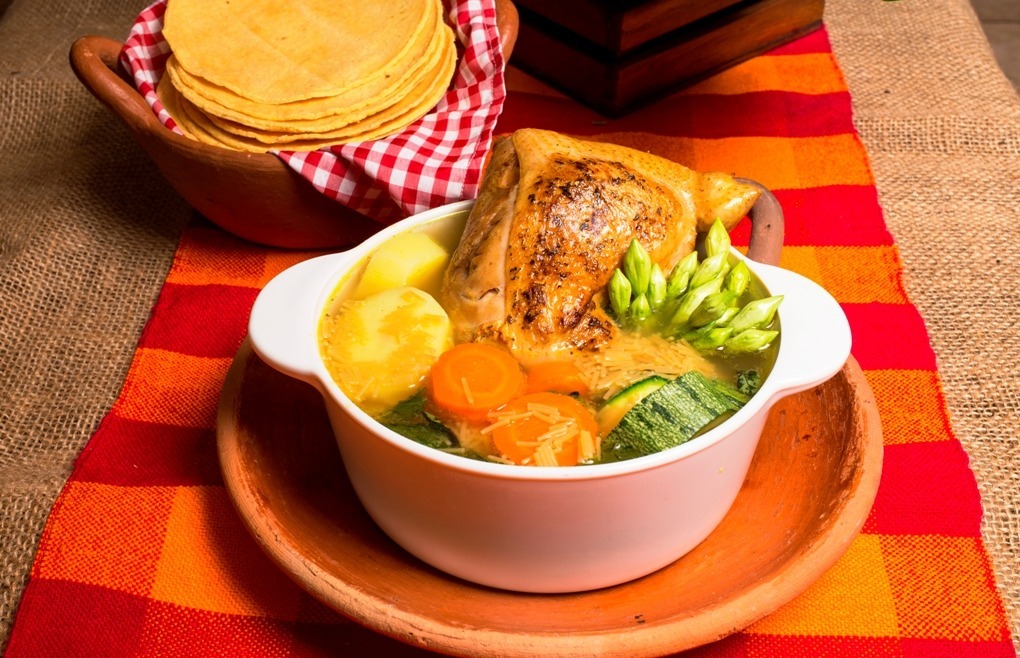 Esta popular sopa de gallina india a las brasas no te la puedes perder si visitas Lempira.