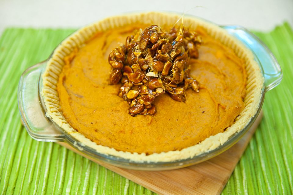 Para un toque crocante este pie de camote está coronado con semillas de marañón garapiñadas.