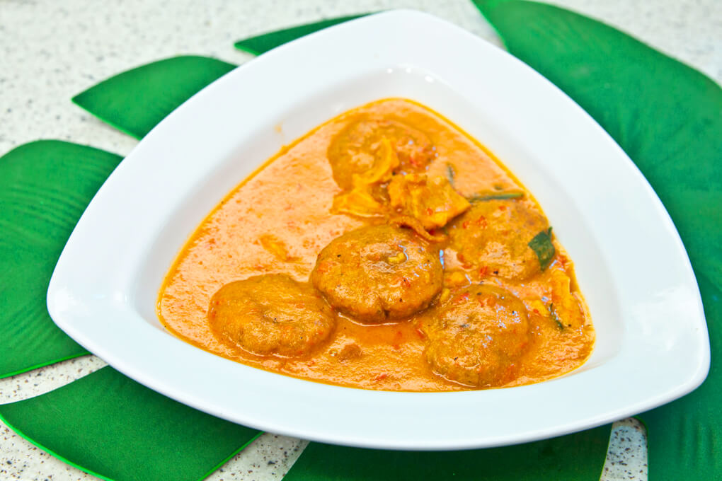 Sopa de tortitas de pescado seco al chile morrón