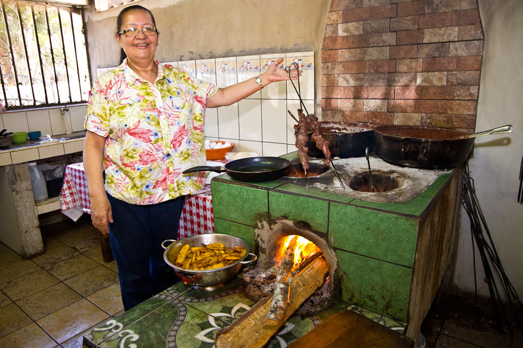Platos deliciosos hechos en fogón de leña