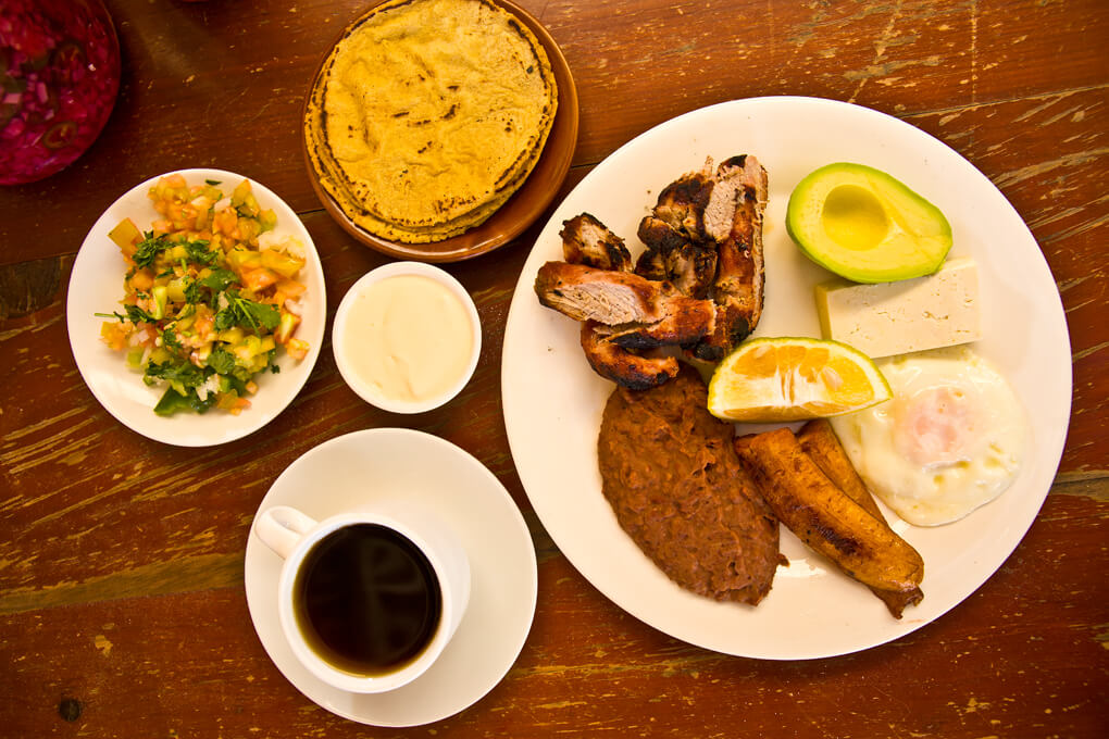 Pide tu desayuno con la carne de tu elección.