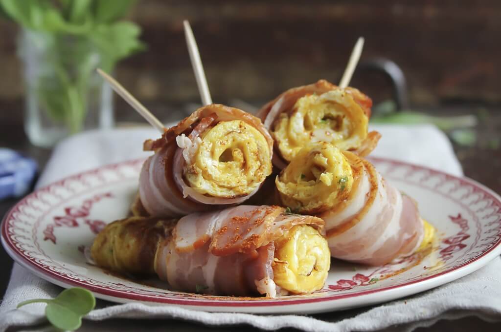 rollos de huevo y tocino
