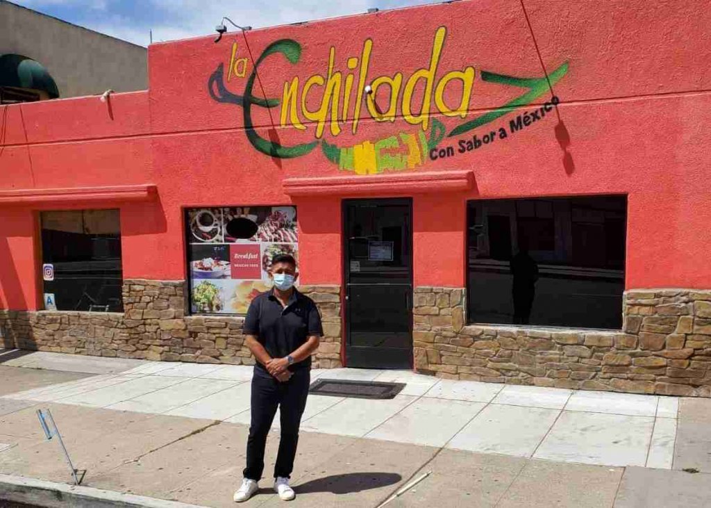 Uno de sus restaurantes se llama "La Enchilada" donde se vende comida mexicana.