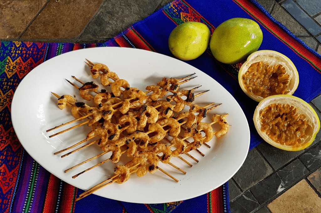 Brochetas de camarón con maracuyá