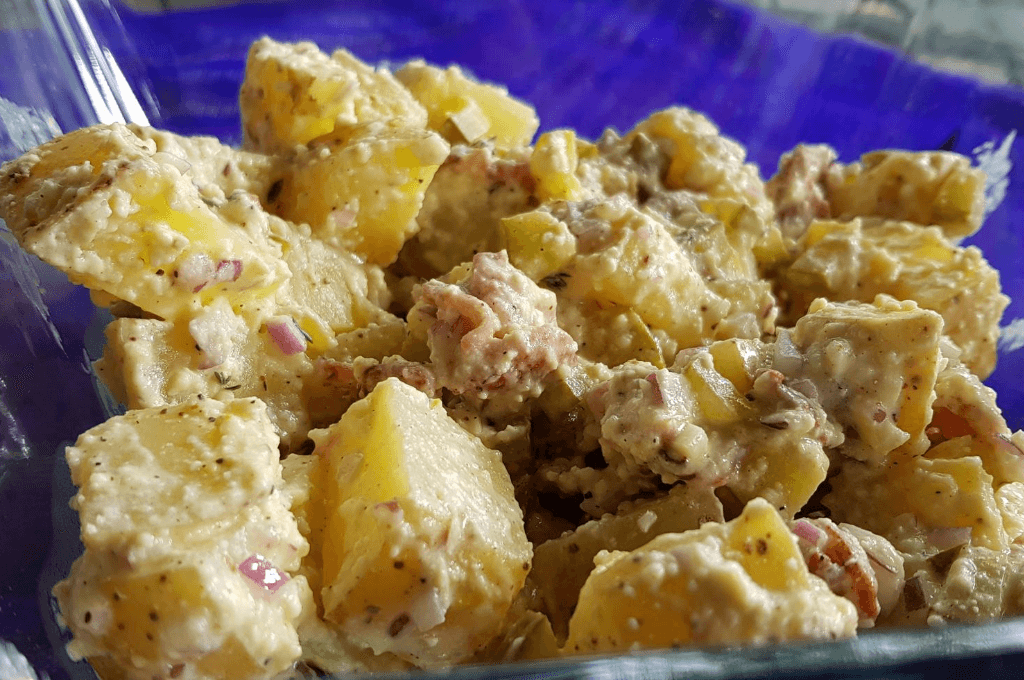 Ensalada de papas con tocino y pepinillos.