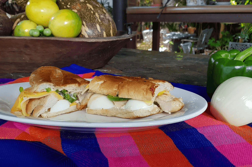 Panini con huevo y pollo