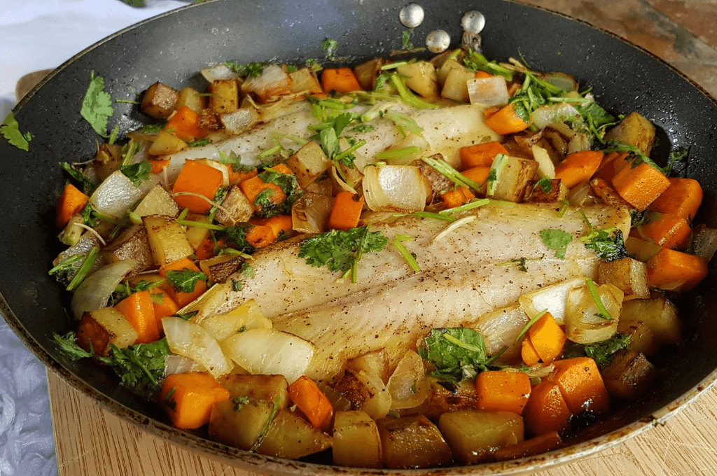 sartén de pescado y vegetales