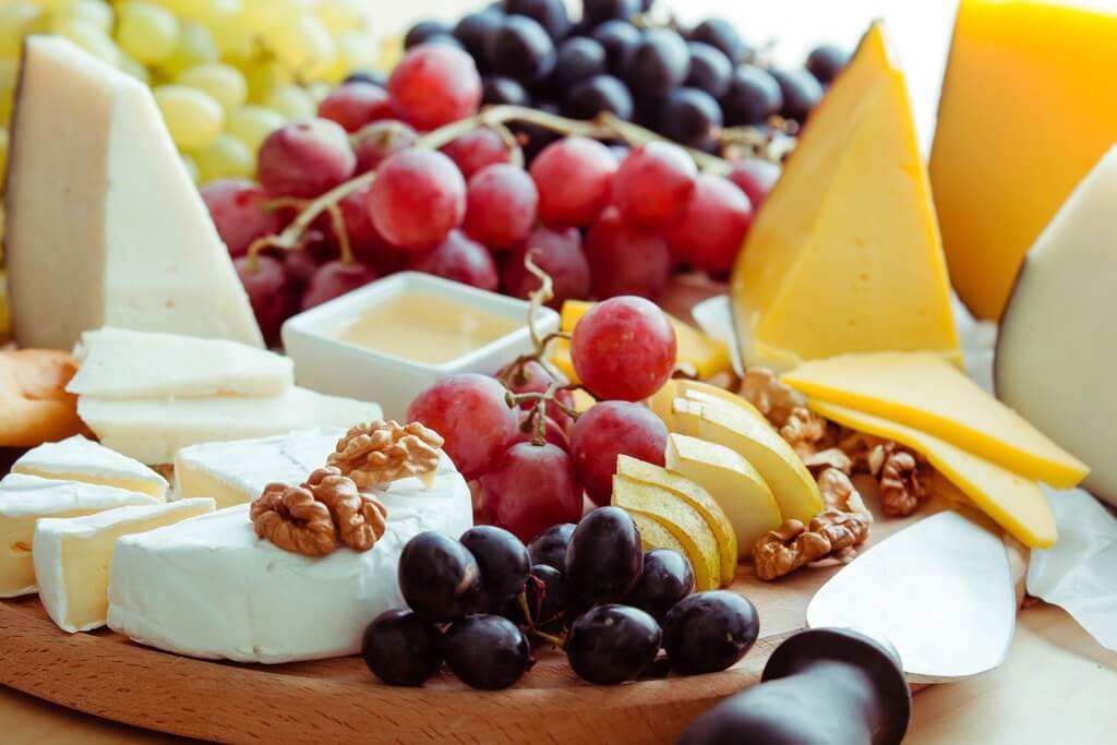 Tabla de quesos y frutas