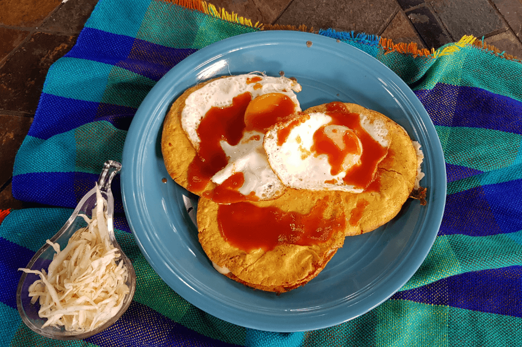 Tortillas con quesillo, con encurtido, salsa y queso