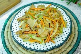 Comida asiática con vegetales