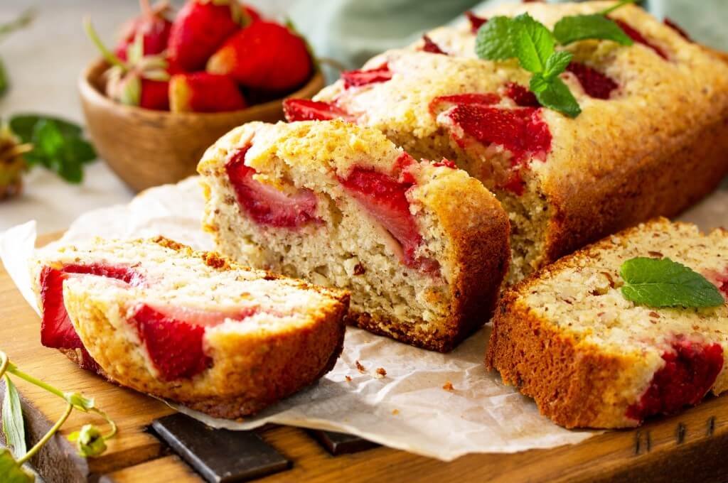 torta de vainilla con fresas y menta