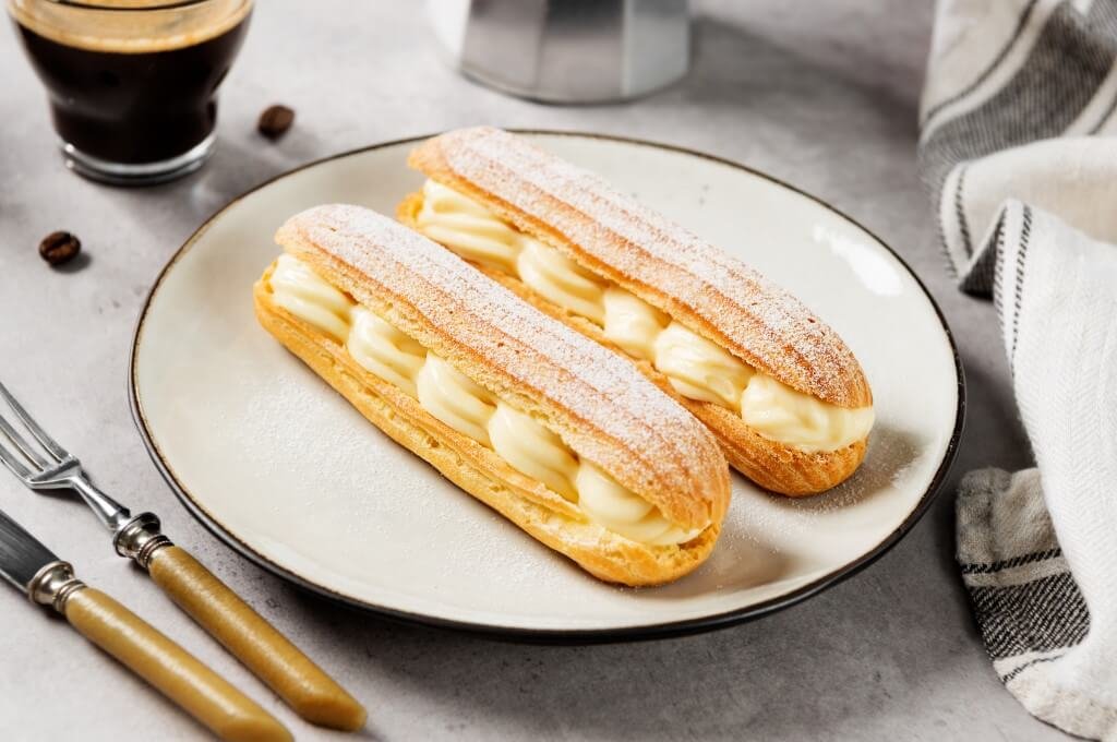 Eclairs tradicionales franceses rellenos de crema de vainilla