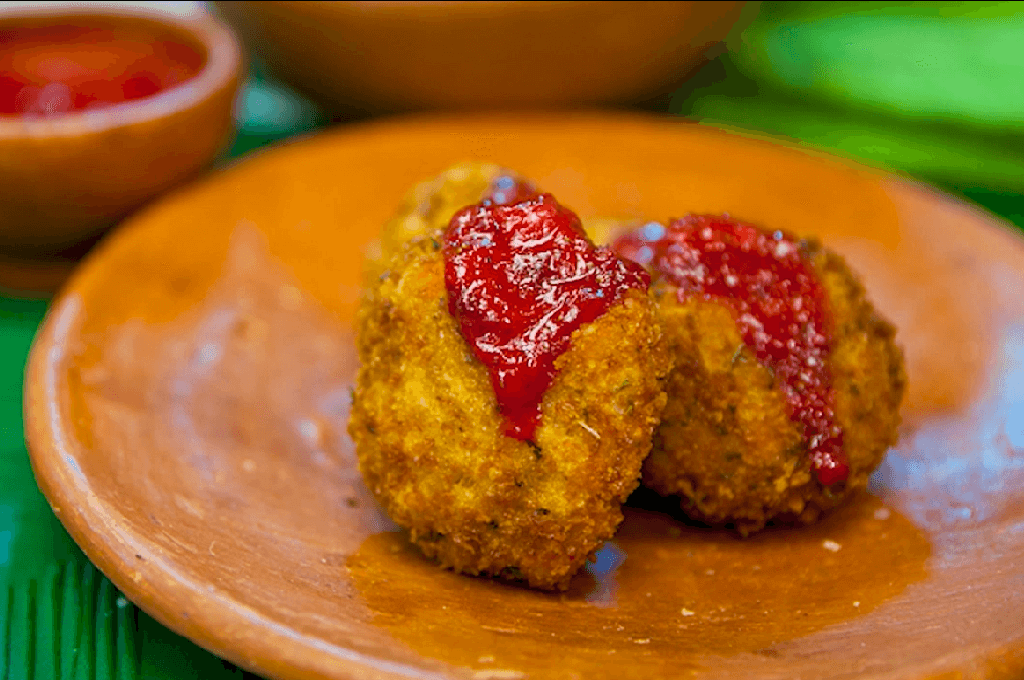 Croquetas en salsa de fresa.