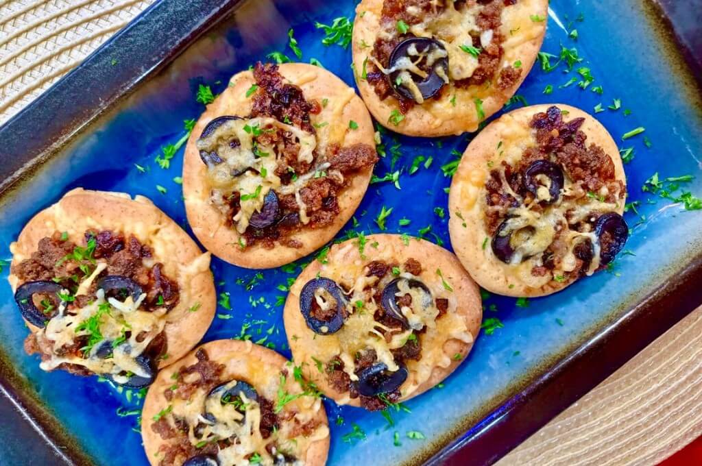 Pizzeta de cebolla caramelizada, chorizo y aceitunas