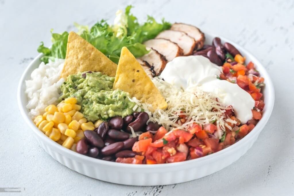 Burrito bowl de arroz de coliflor y pollo a la parrilla