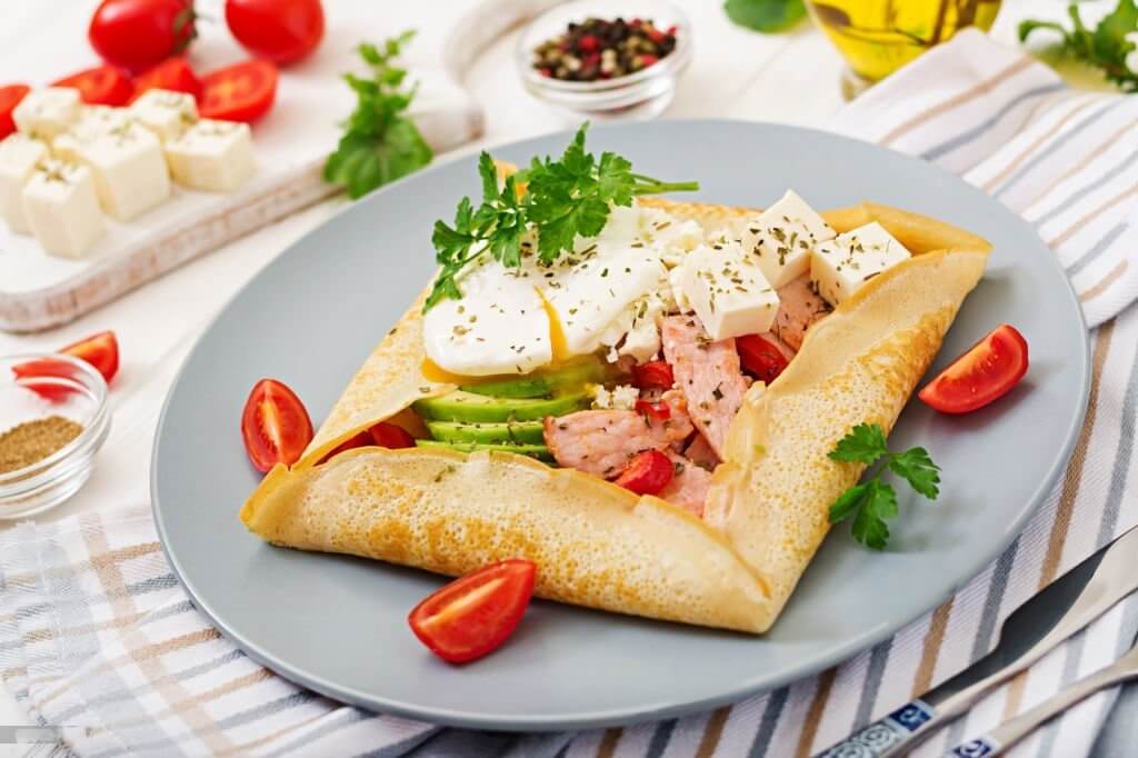 Crepas con huevo ponchado y aguacate