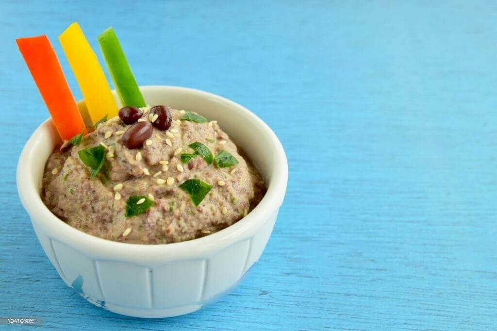 Dip de frijoles con vegetales frescos