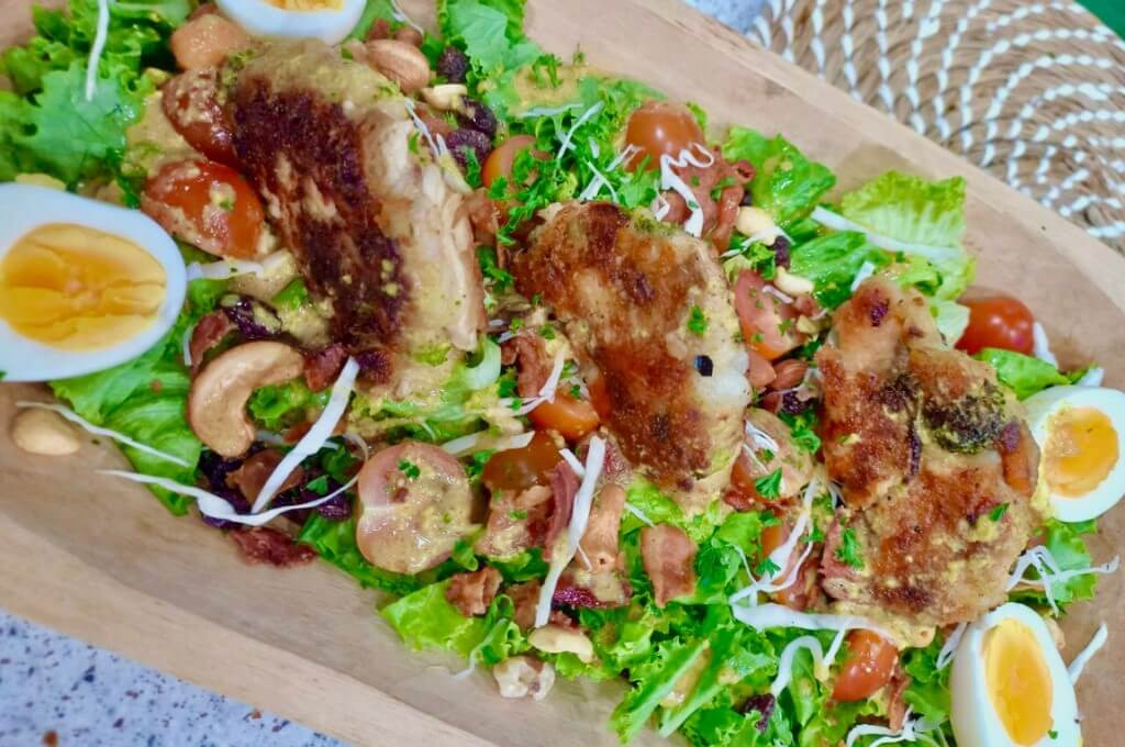 Ensalada cobb con croquetas de recalentado