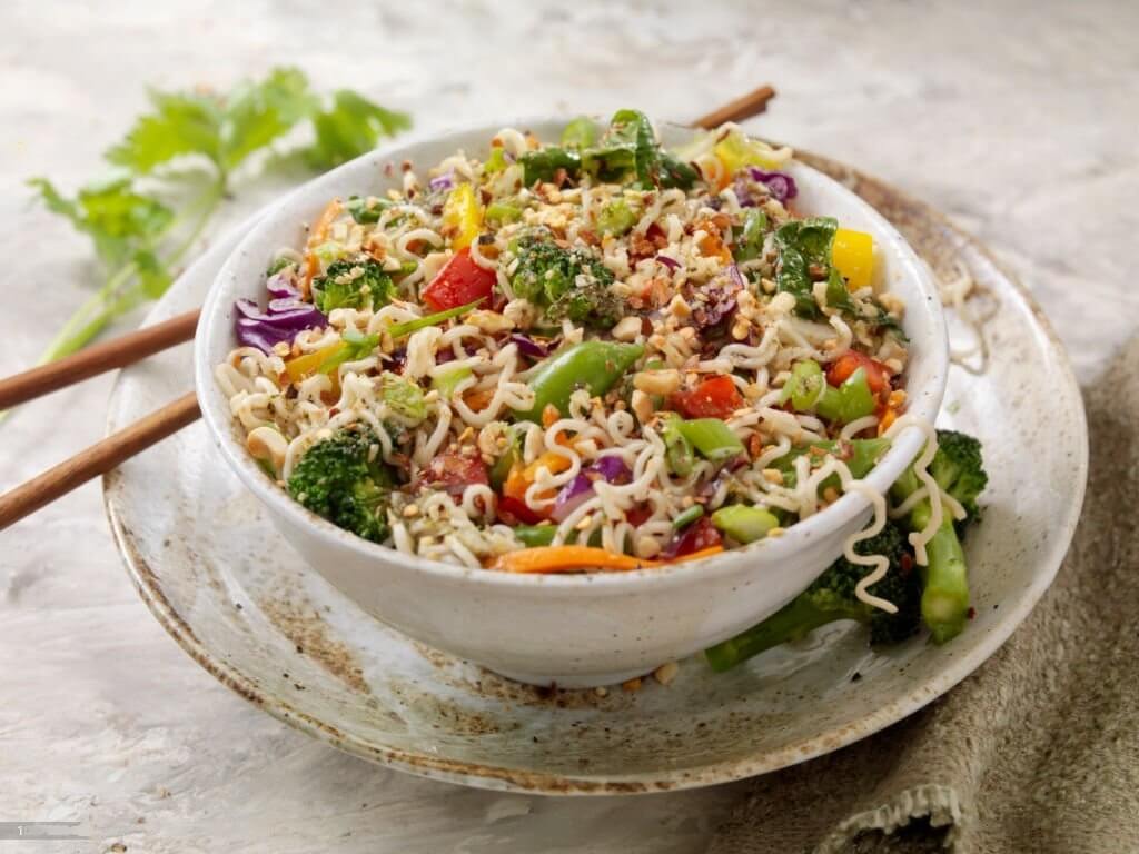 Ensalada fría asiática de ramen
