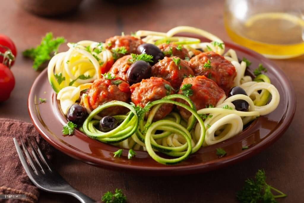 Fideos de zucchini y albondigas